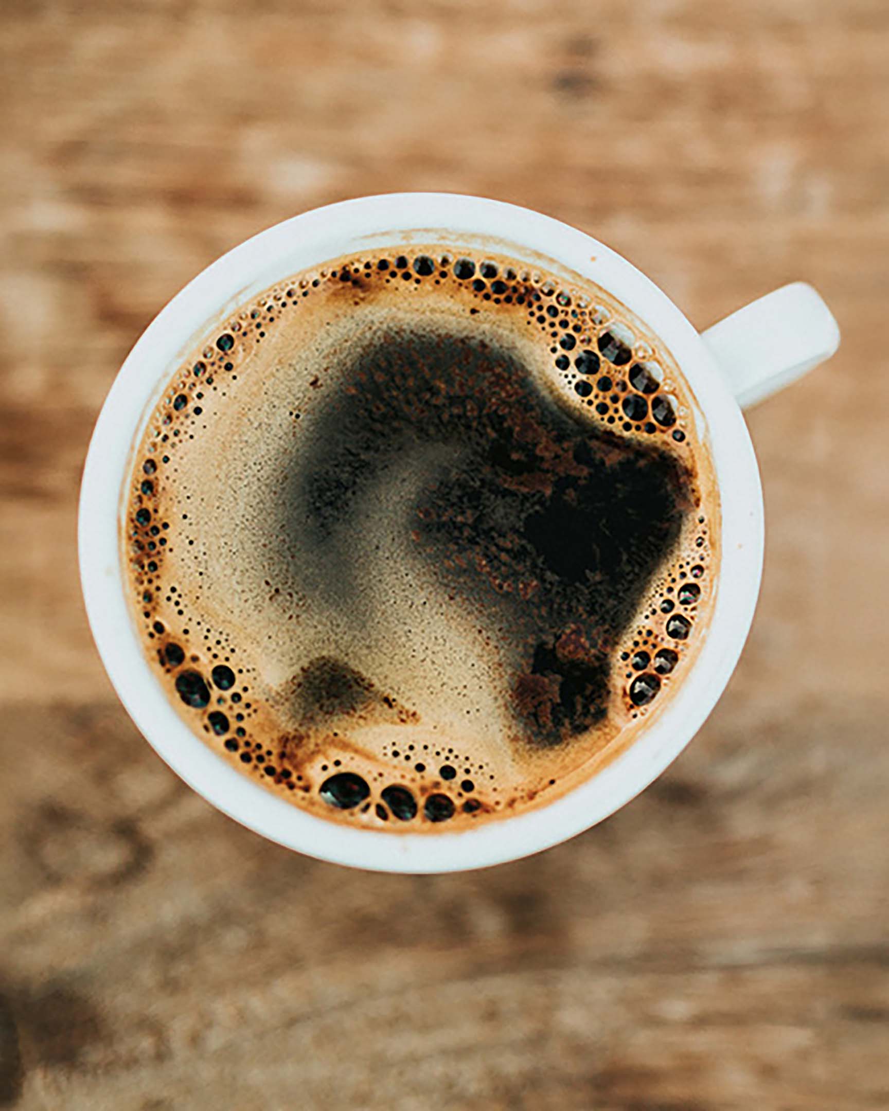 skats no augšas uz melnas kafijas krūzi