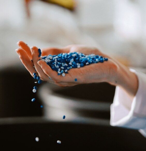 Roka, kurā redzama pārstrādāta plastmasa